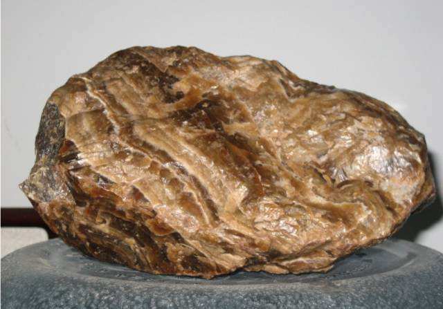  p>闻香玉原石是一块 a target="_blank" href="/item/汉中/363309"