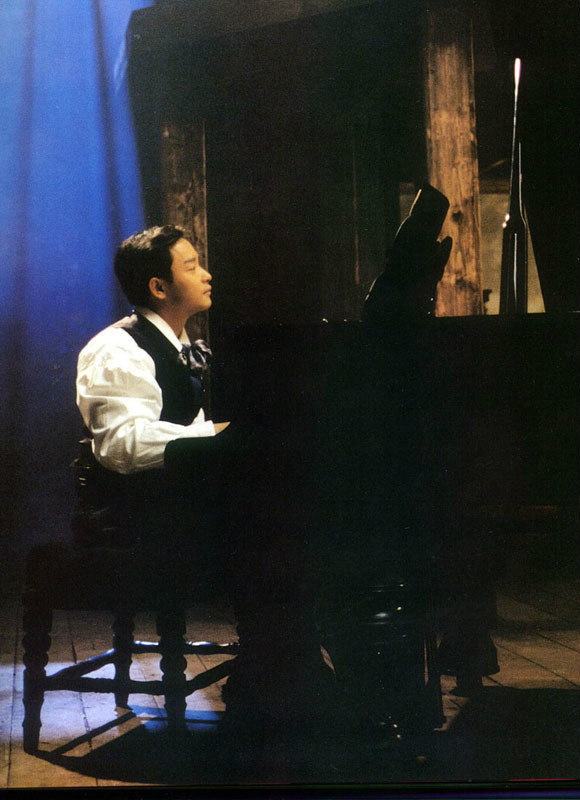 《夜半歌声》的主题曲,由莫如升作词,鲍比达编曲,收录在张国荣于1995