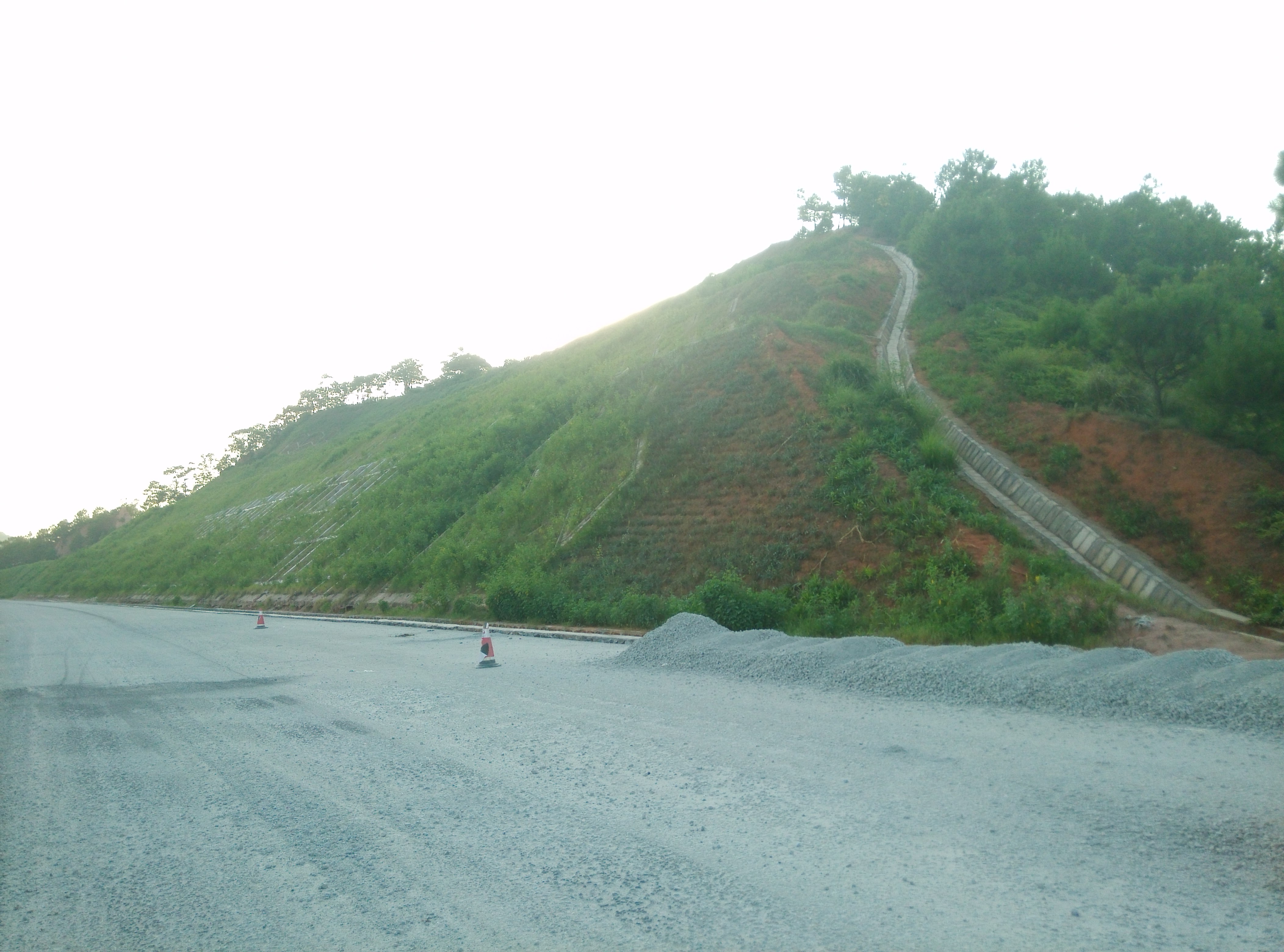  p data-id="gnwoaf8iei">截水沟(intercepting ditch),又称天沟,指的