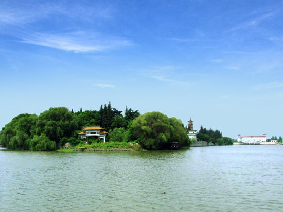  p>瓜洲古渡风景区,位于江苏省扬州市 a target="_blank" href="/item