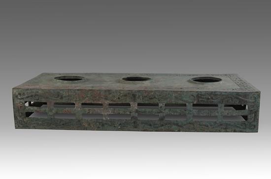 斗鸡台出土西周夔纹铜禁