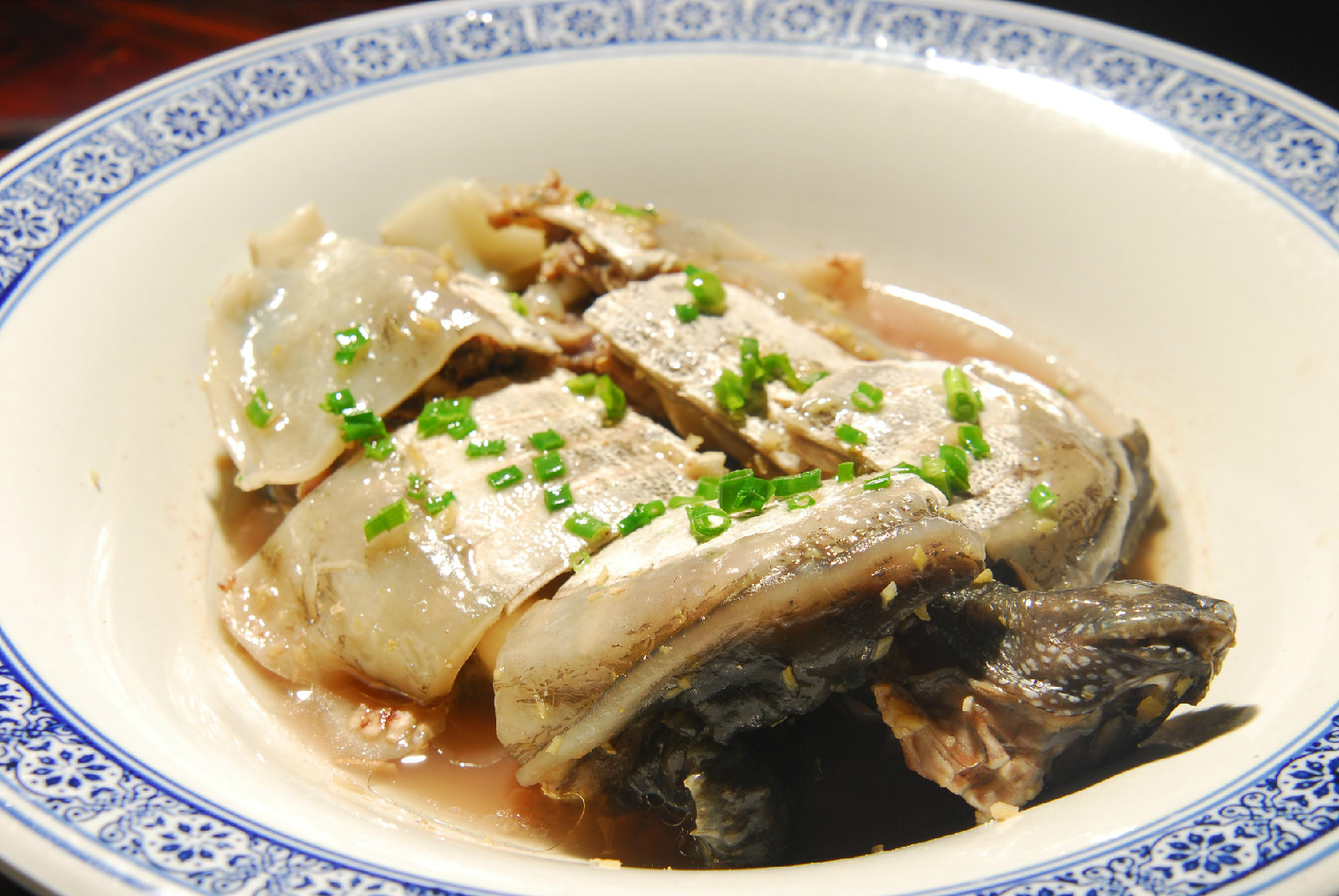  p>清蒸甲鱼以 a href="#" data-lemmaid="1658726">甲鱼 /a>, a href