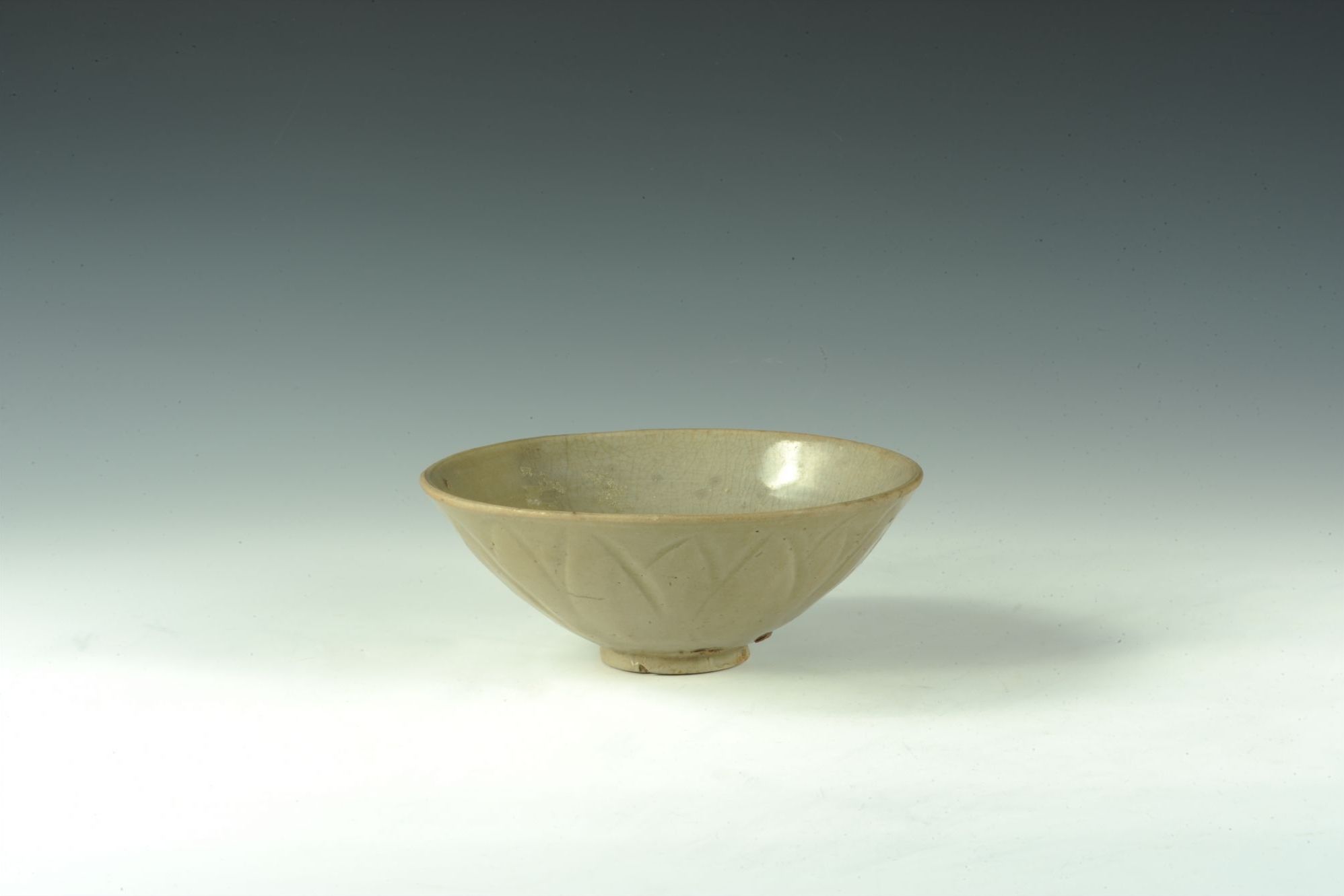 宋代青釉刻莲瓣纹瓷碗