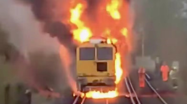 id="1743457">肯特郡的货运列车在敦顿格林火车站附近发生大火