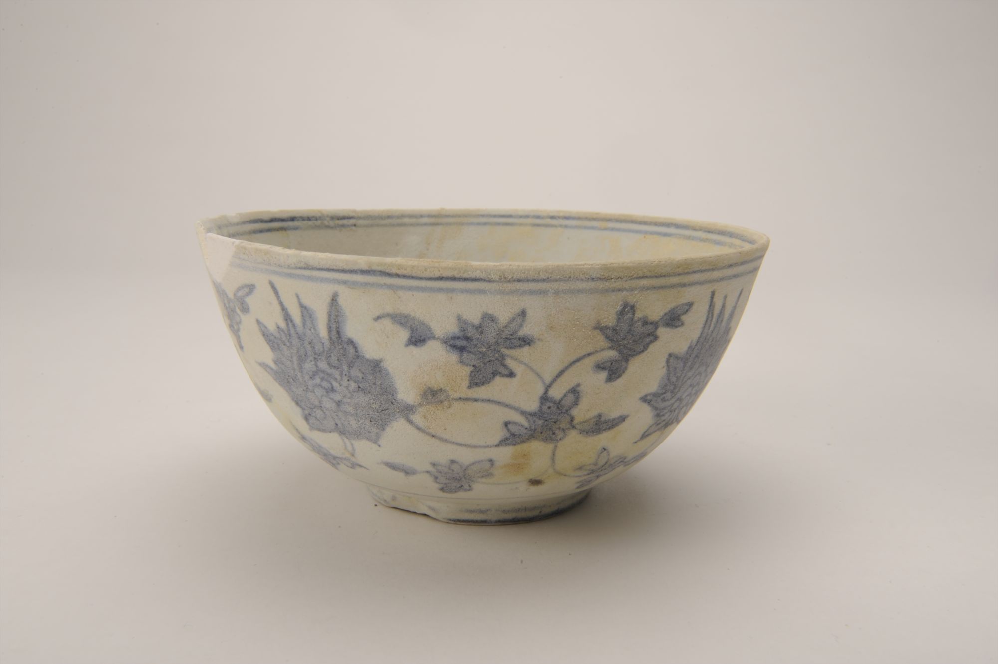 明代青花缠枝花卉纹瓷碗