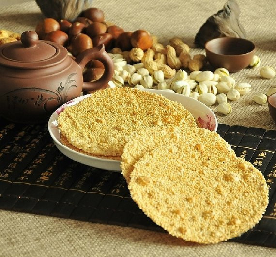  p>薄脆小烧饼是以中筋面粉为主要材料制作而成的一款小吃,调料是沙拉