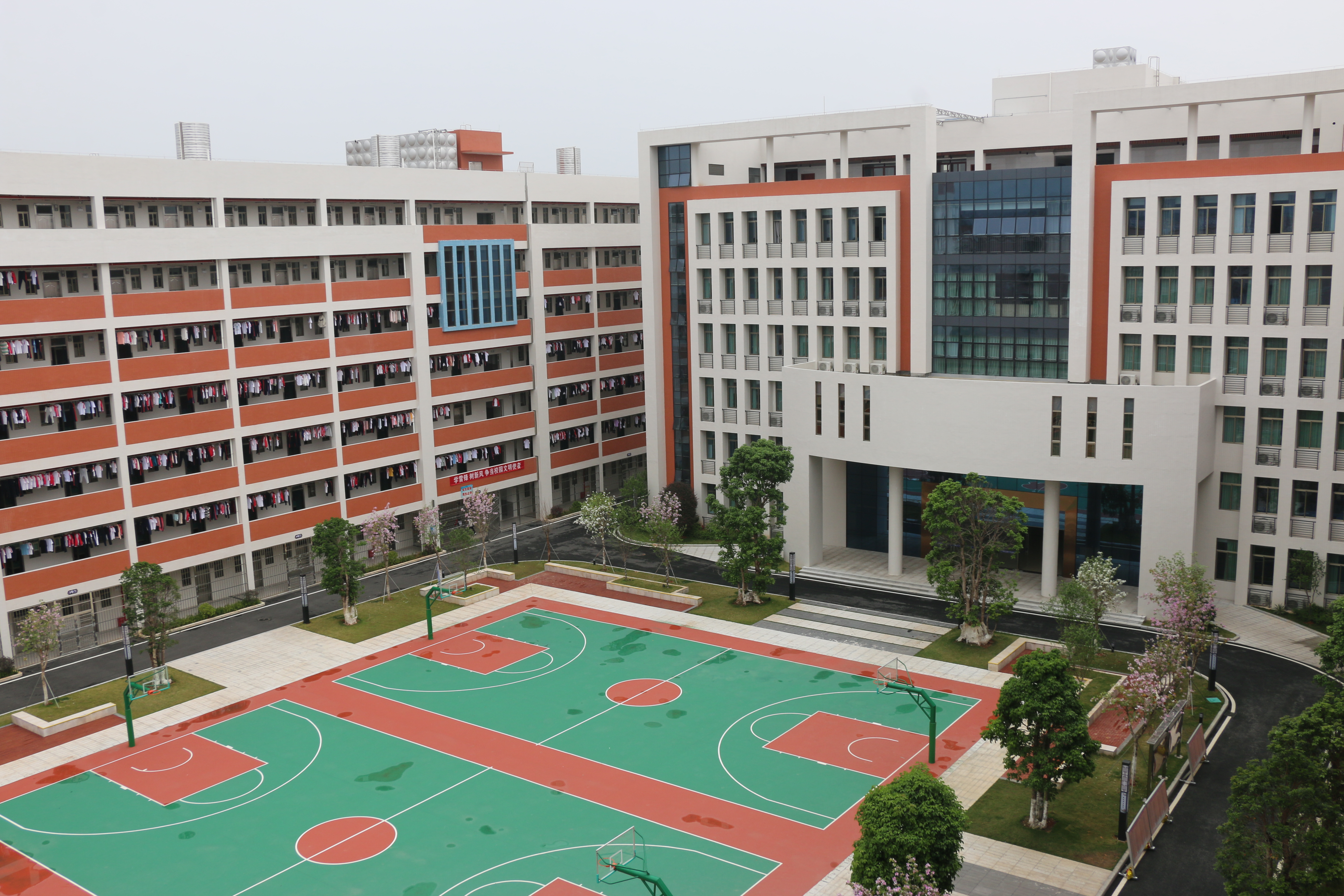 是惠州市华科教育集团旗下一所封闭式的纯普通高中学校,是一所按照省