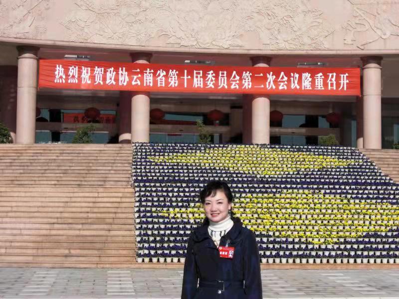 李莹,女,1975年3月生,汉族,昆明市人,硕士研究生学历,经济师职称,云南