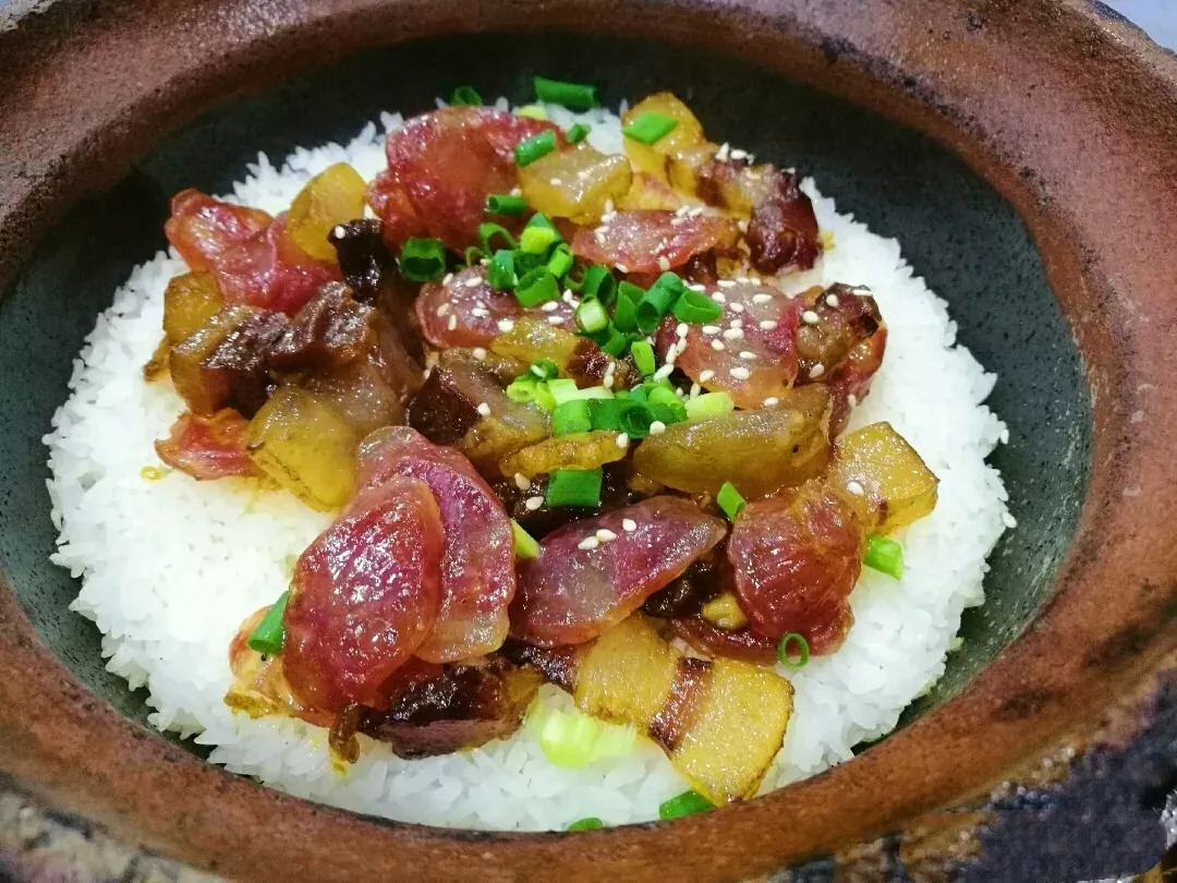 腊肉香肠煲仔饭