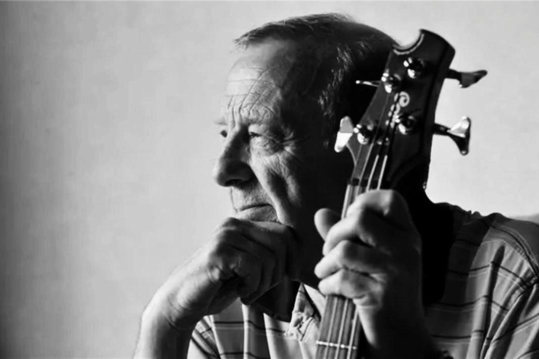  p data-id="tfeaqjy89g2y">查斯·纽比 i>(1941年6月-2023年5月22日)