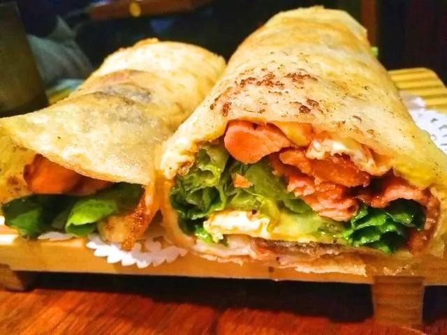 烙饼卷鸡蛋将鸡蛋煎熟,用摊好的鸡蛋放在大饼上,卷起来就可以吃的食物