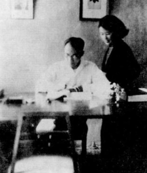 徐自豪︱1982，沉樱归国记：从沈从文的两册签赠本说起_百科TA说
