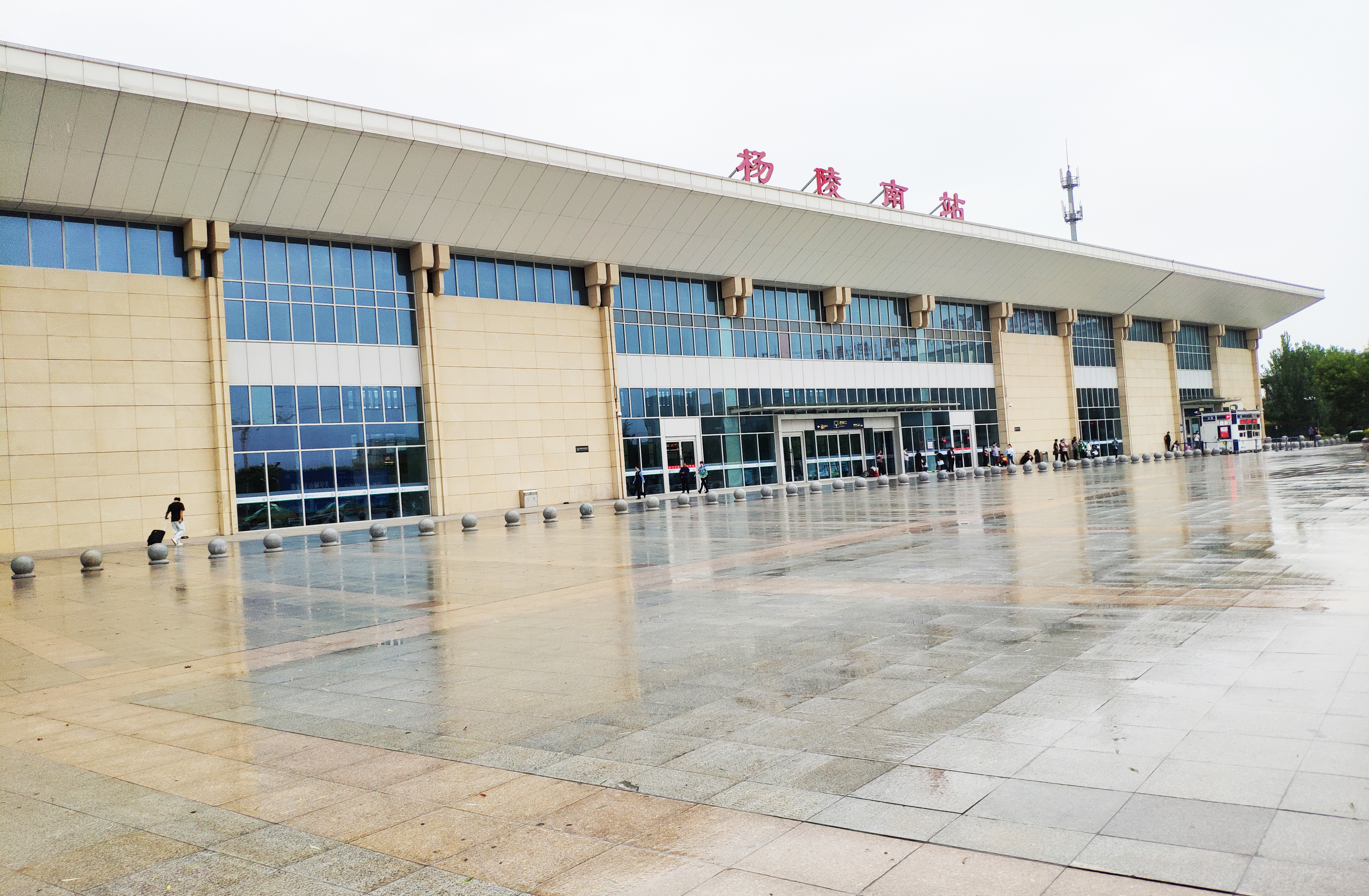 杨陵南站(yangling nan railway station)位于中国陕西省咸阳市杨陵区