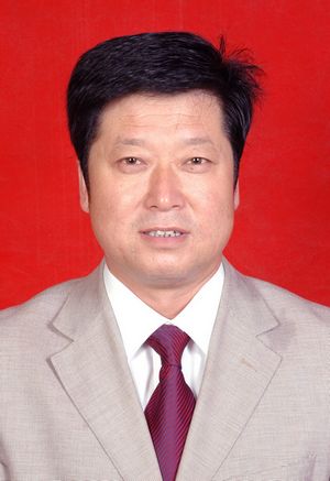 泾川县荔堡人,大学文化程度,生于1972年3月,泾川县罗汉洞乡党委书记