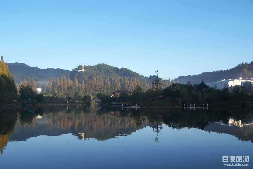  p data-id="gnywe3cfdw">茨坪镇,海拔841米,是一座美丽的公园式山城