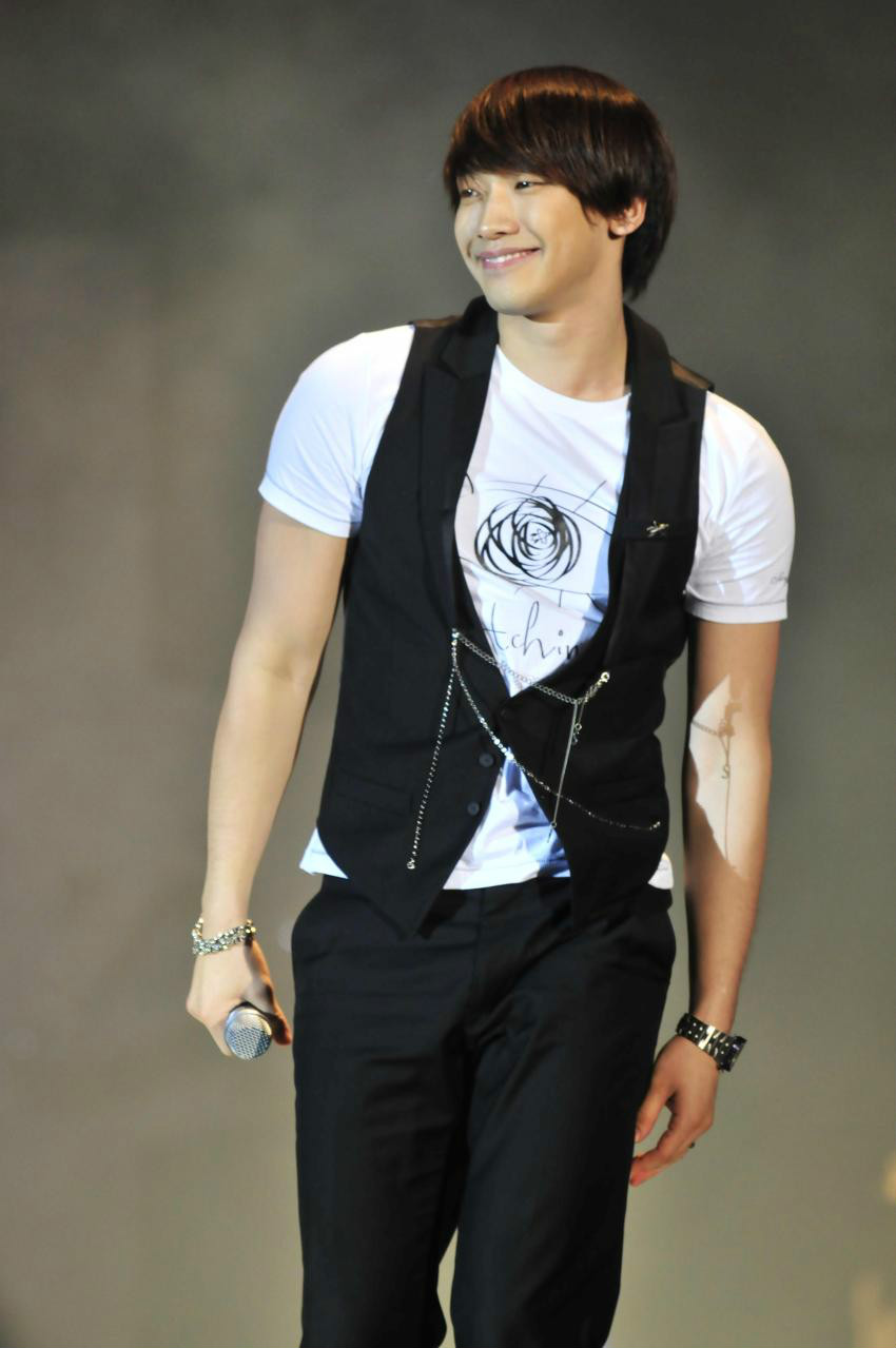  p>郑智薰(rain),1982年6月25日出生于韩国首尔,韩国流行男歌手,演员