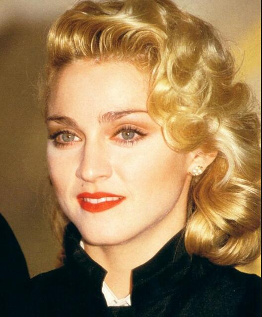  p>《美丽的小岛》(la isla bonita)是一首由美国著名流行音乐歌手