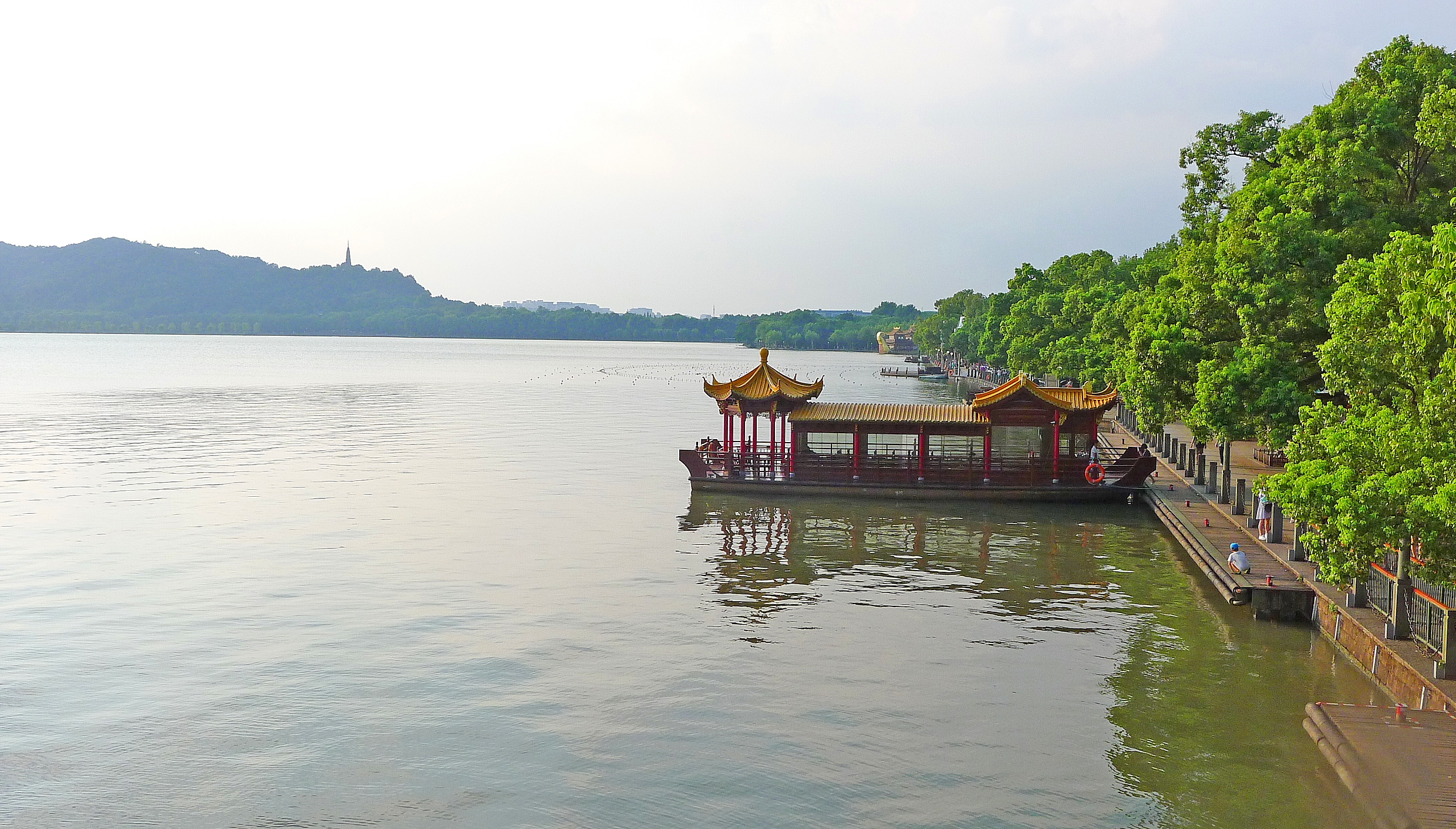  p>杭州西湖风景名胜区,位于浙江省杭州市中心,分为湖滨区,湖心区