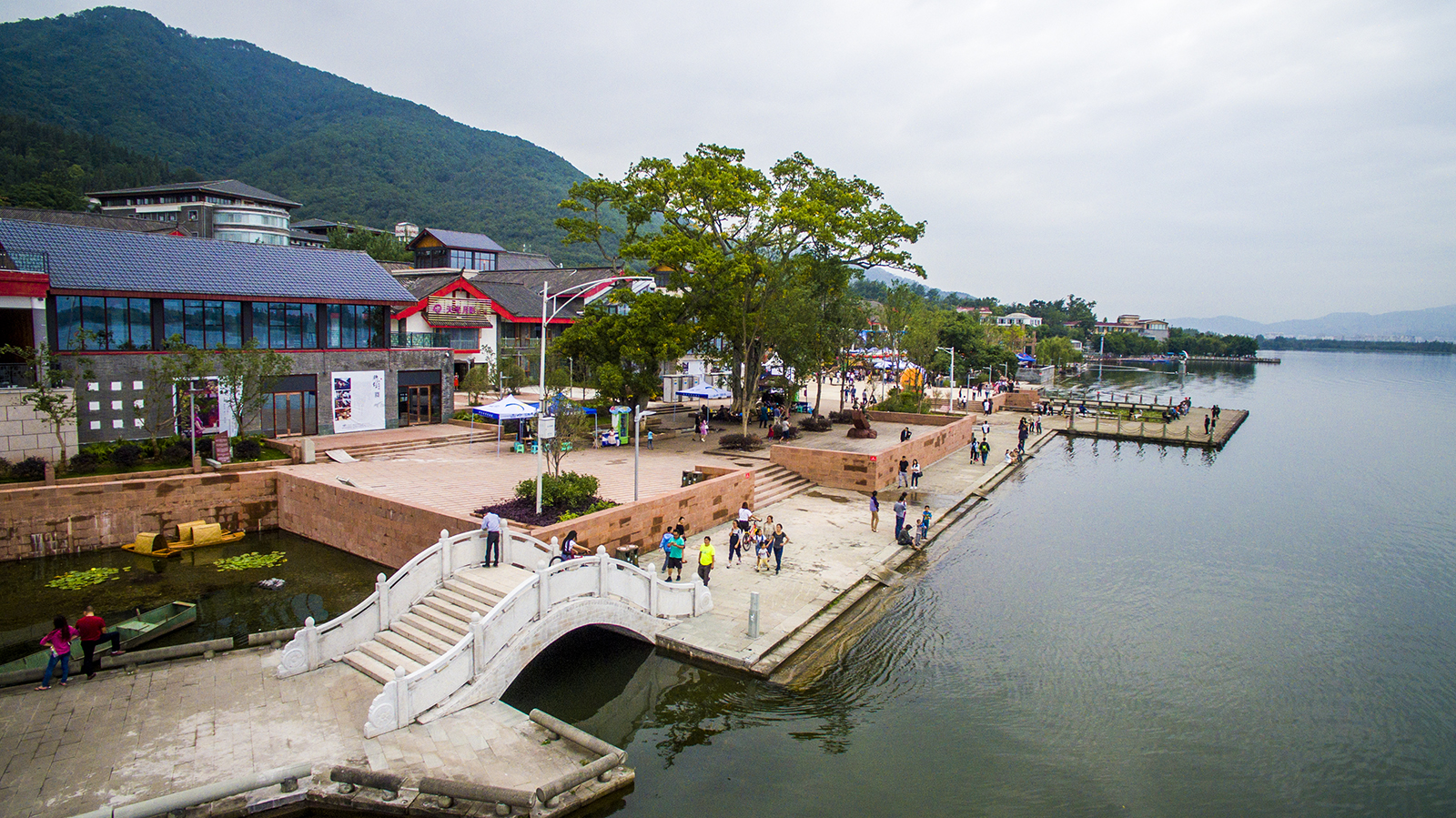 "三个旅游文化旅游风情小镇之一,2016年3月,月色小镇进行了重修打造