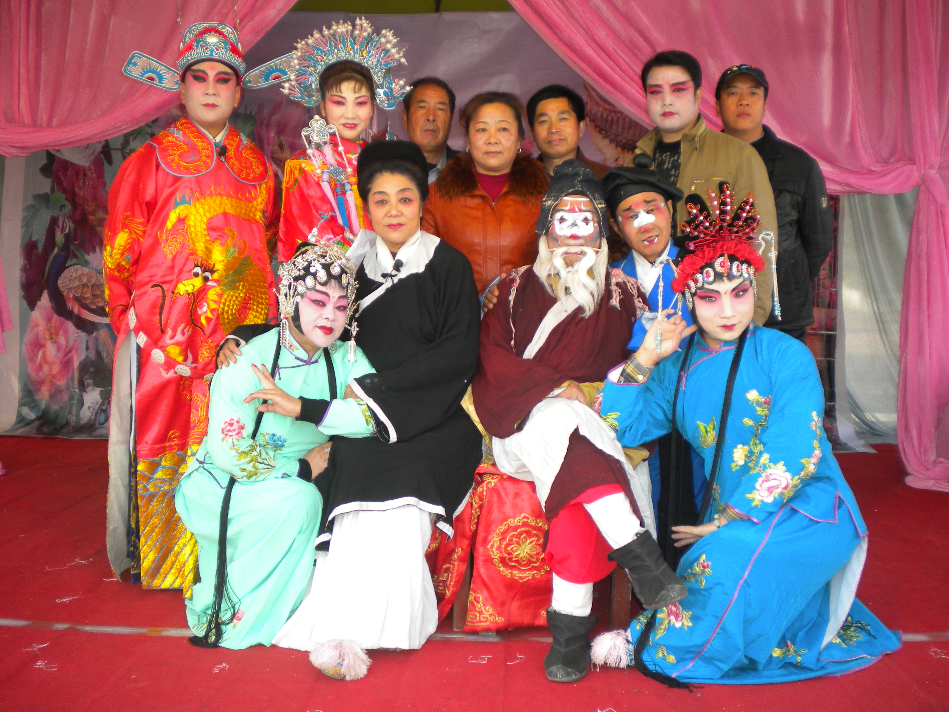  p>沂州柳琴戏剧团原名安徽省宿州市爱心泗州戏剧团,2012年改名为山东