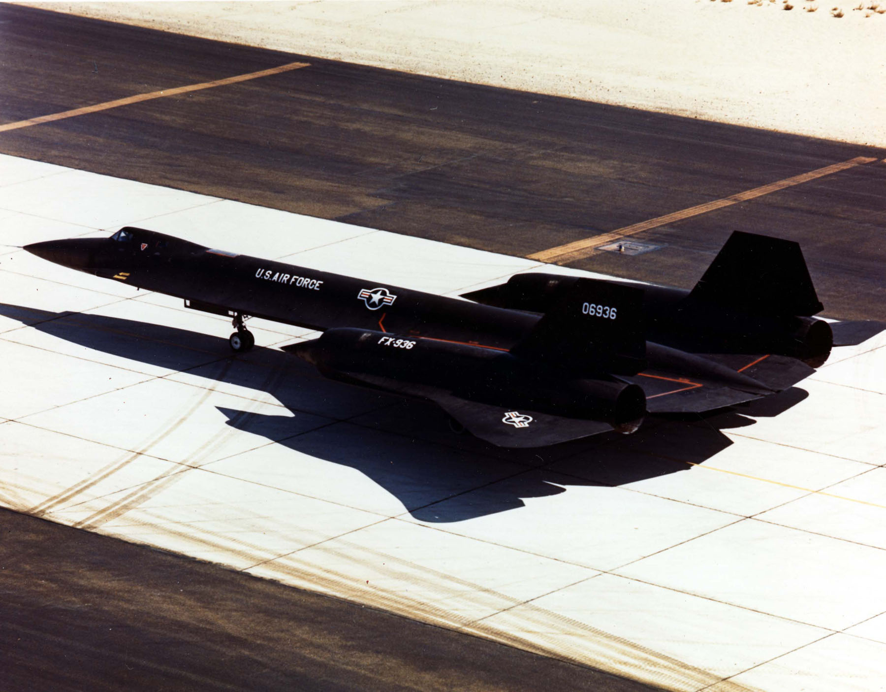  p>yf-12战斗机是美国空军根据sr-71侦察机所发展的三马赫拦截机,也是