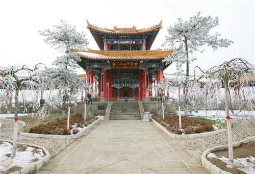 风景区位于陕西省延安市子长市瓦窑堡镇,占地约168公顷,共有15处景点