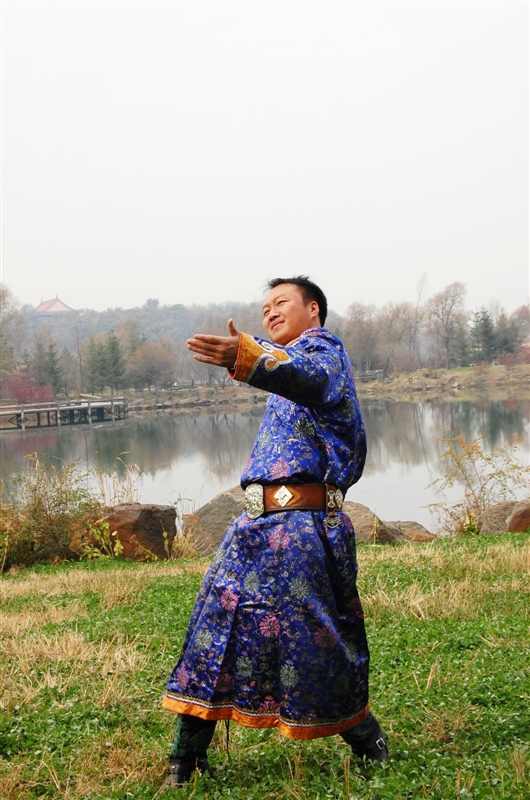  p>德龙(蒙语名字--布日古德),一位来自科尔沁草原的蒙古族青年歌手