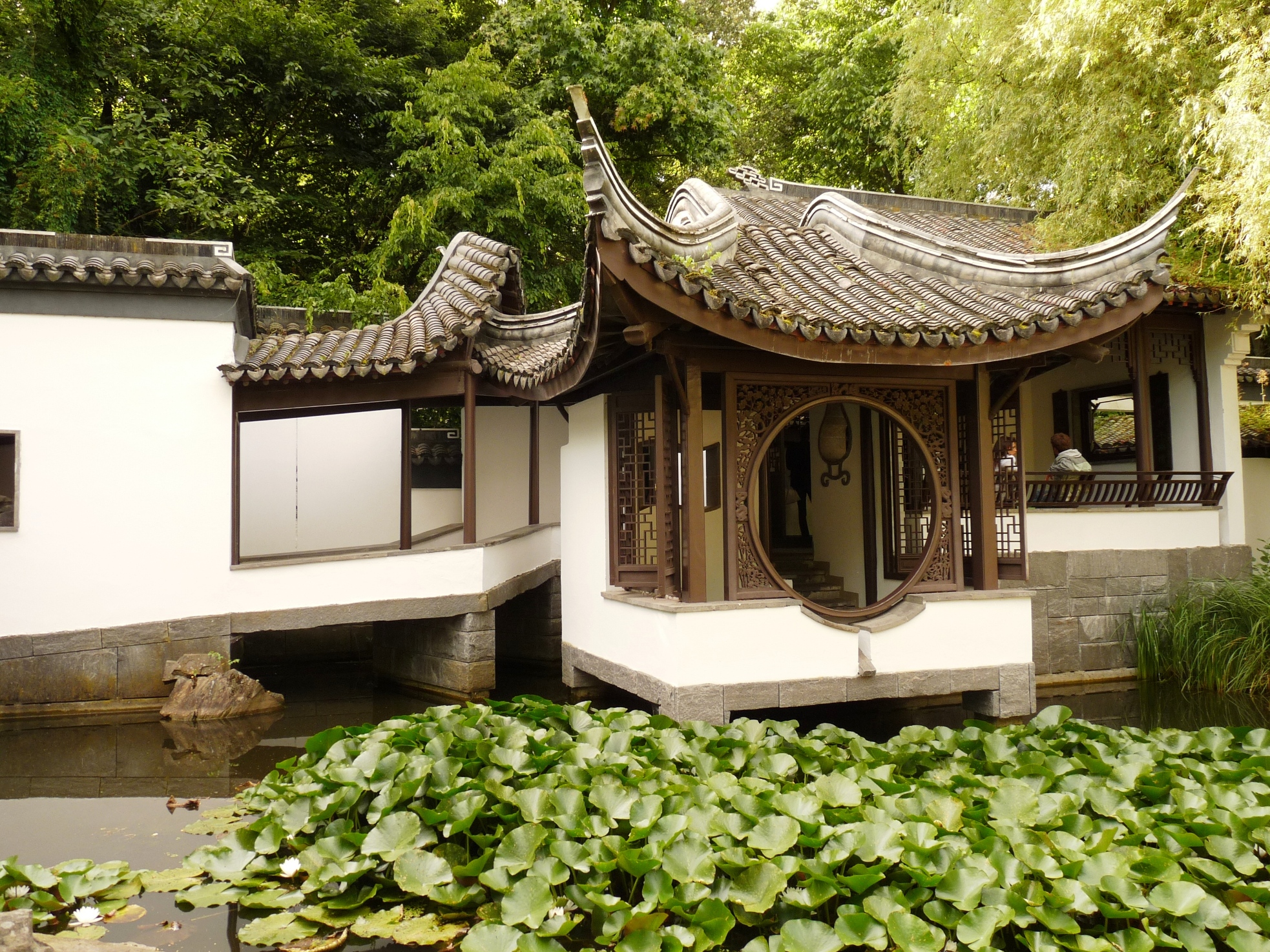  p>潜园位于浙江湖州建设路,始建于清光绪初年,为藏书家陆心源所建之