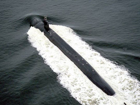  p>潜艇(别称:黑鱼,submarine)或称潜水船,潜舰是能够在水下运行的 a