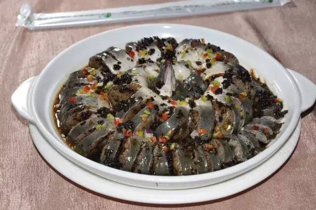  p>豉蒸白鳝是一道菜品,以白鳝,蒜瓣,红辣椒,豆豉等为主要原料制成.