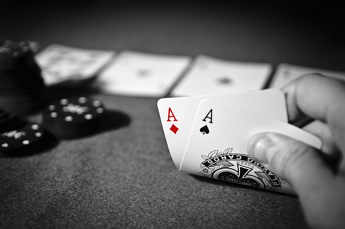  p>德克萨斯扑克全称texas holdem poker,中文简称德州扑克.