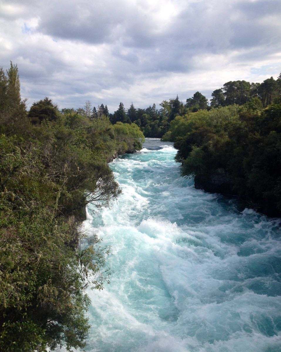  p>陶波湖(lake taupo 毛利语:taupō-nui-a-tia ) 新西兰最大的湖泊.