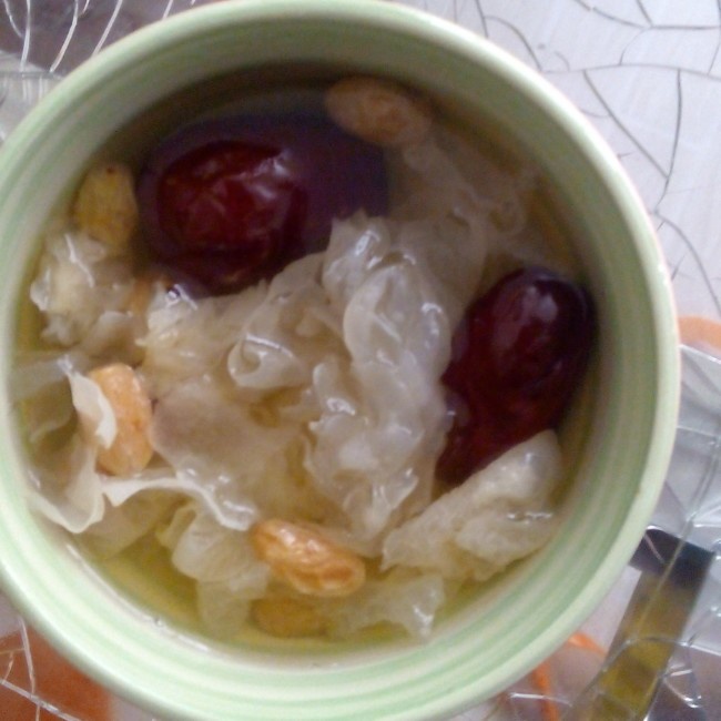 葡萄干红枣银耳汤