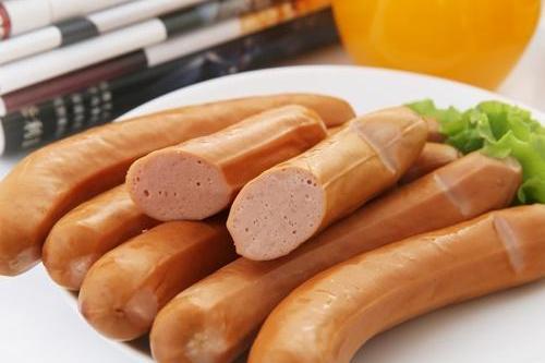 产的一种香肠,由牛肉(有时会混合其他肉类)制成,起源于法兰克福