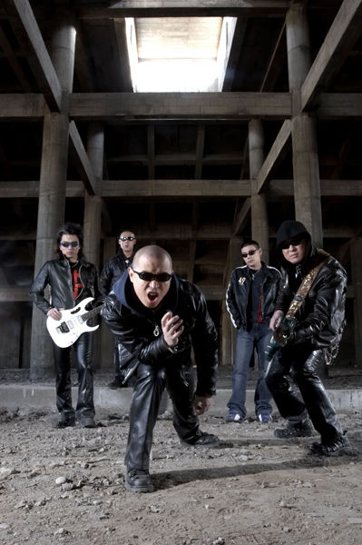  p>《棺材》是天堂乐队演唱的歌曲,收录于2003年11月1日发行的专辑