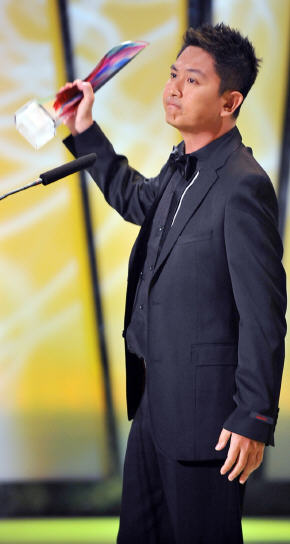  p>周初明,1968年11月20出生于新加坡,毕业于义安理工学院,新加坡男