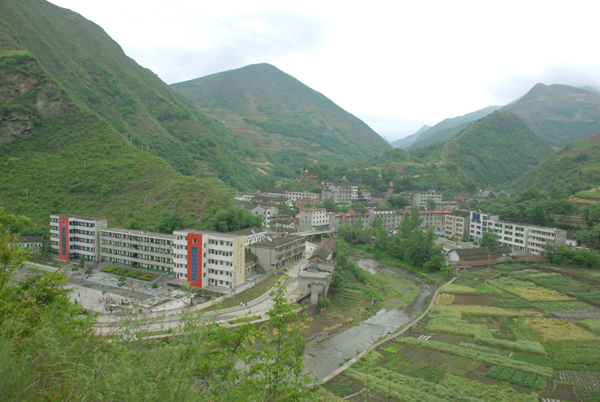  p>六郎乡乡政府驻两岔河,人口23526人(2017年),面积207.3平方千米.