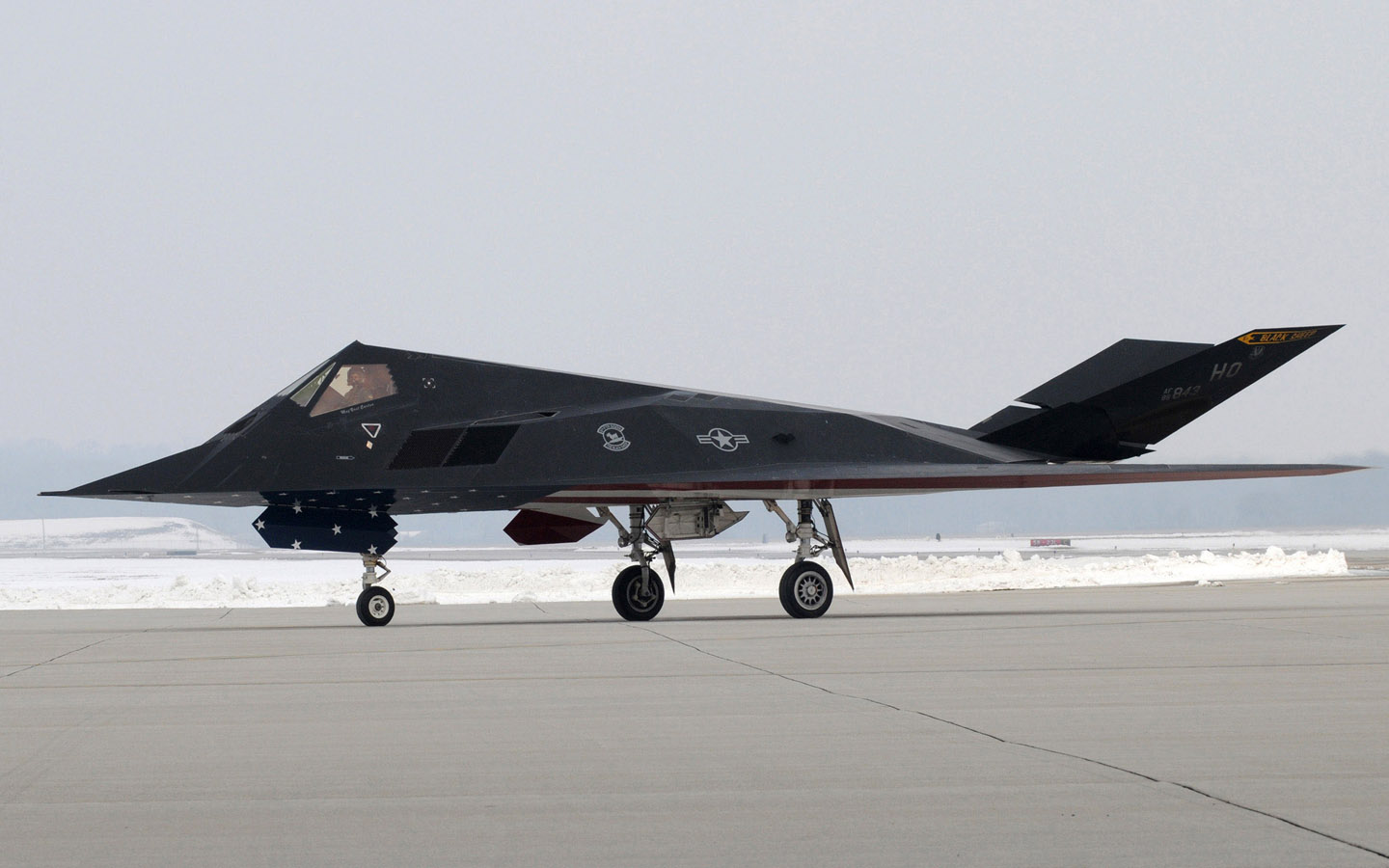  p>隐形战斗机是通过机身涂上一层高效吸收电波的物质,造成 a target=