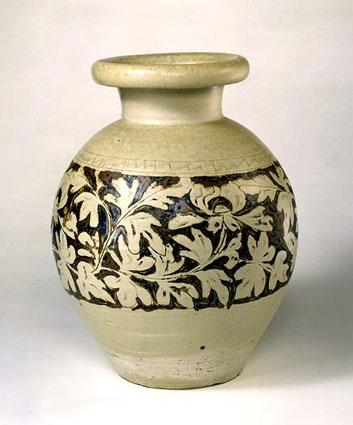  p>辽赤峰窑白釉黑花罐,辽代瓷器,现藏 a target="_blank" href="