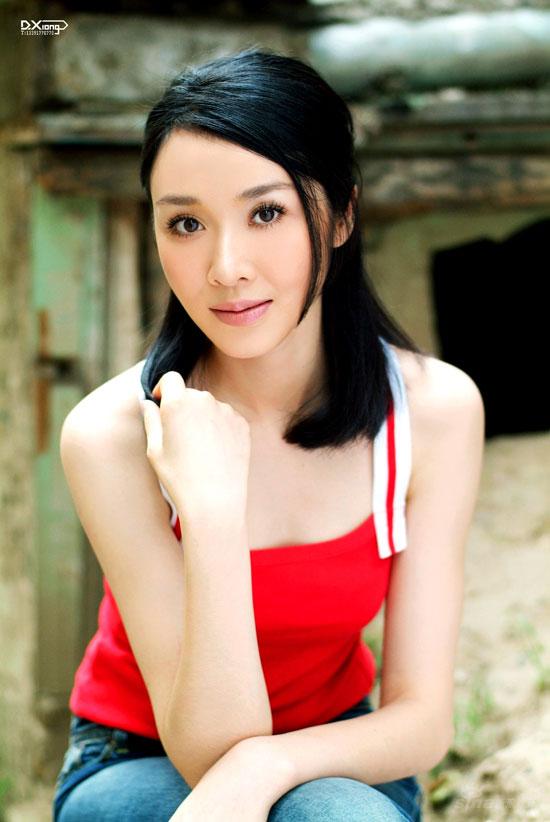  p>陈丽娜,1980年3月24日生于四川省自贡市,中国解放军艺术学院毕业