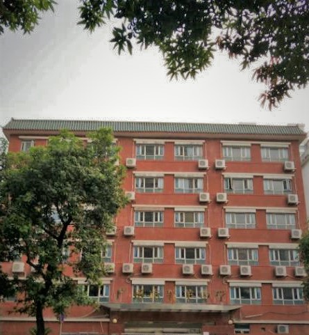  p>广州市五羊中学创办于1986年,是一所校园占地面积11500平方米,建筑