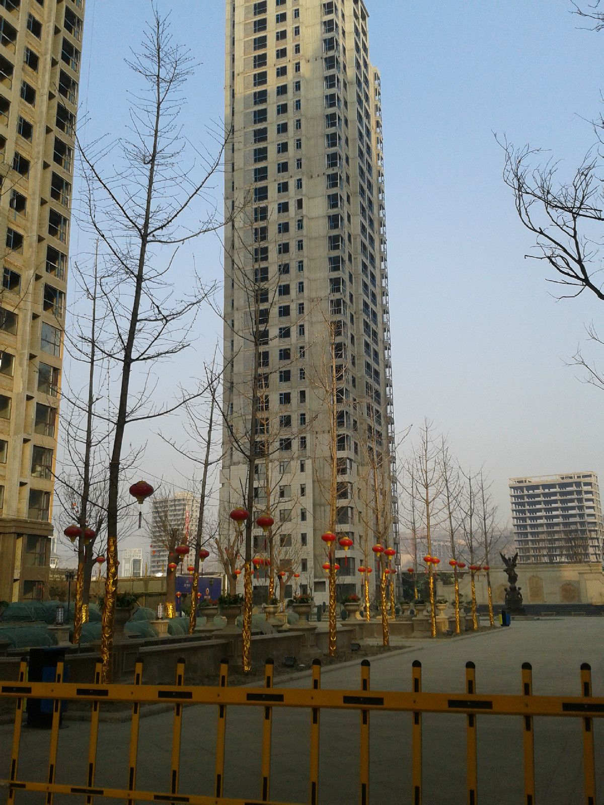 96万平米,分四期开发,总户数3439户,项目住宅使用年限70年,商业使用