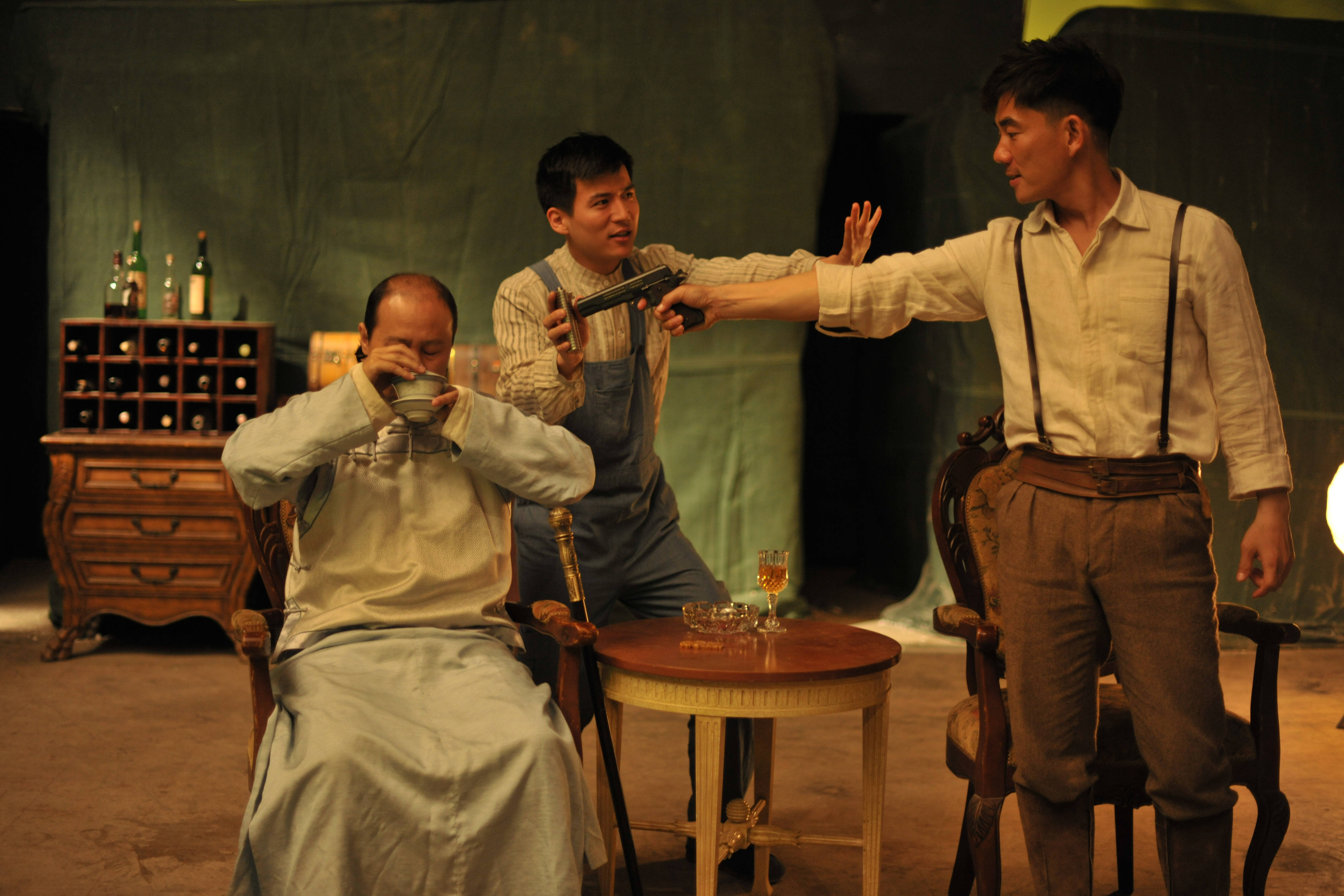  p>《双城计中计》是由导演 a target="_blank" href="/item/潘安子