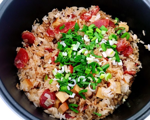  p>电饭煲腊味饭是一道简单的家常菜,主料是 a target="_blank" href=