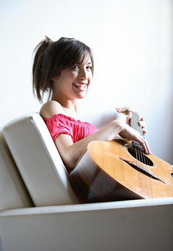 kate voegele来自美国俄亥俄州的一位年轻创作型歌手,她会唱歌,会写歌