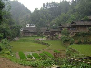  p>村寨(countryside),拼音是cūn zhài,汉语词语,指 a target="