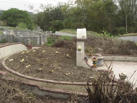 34808" data-lemmaid="34808">清明 /a>等节日扫墓时压在坟墓上的纸钱