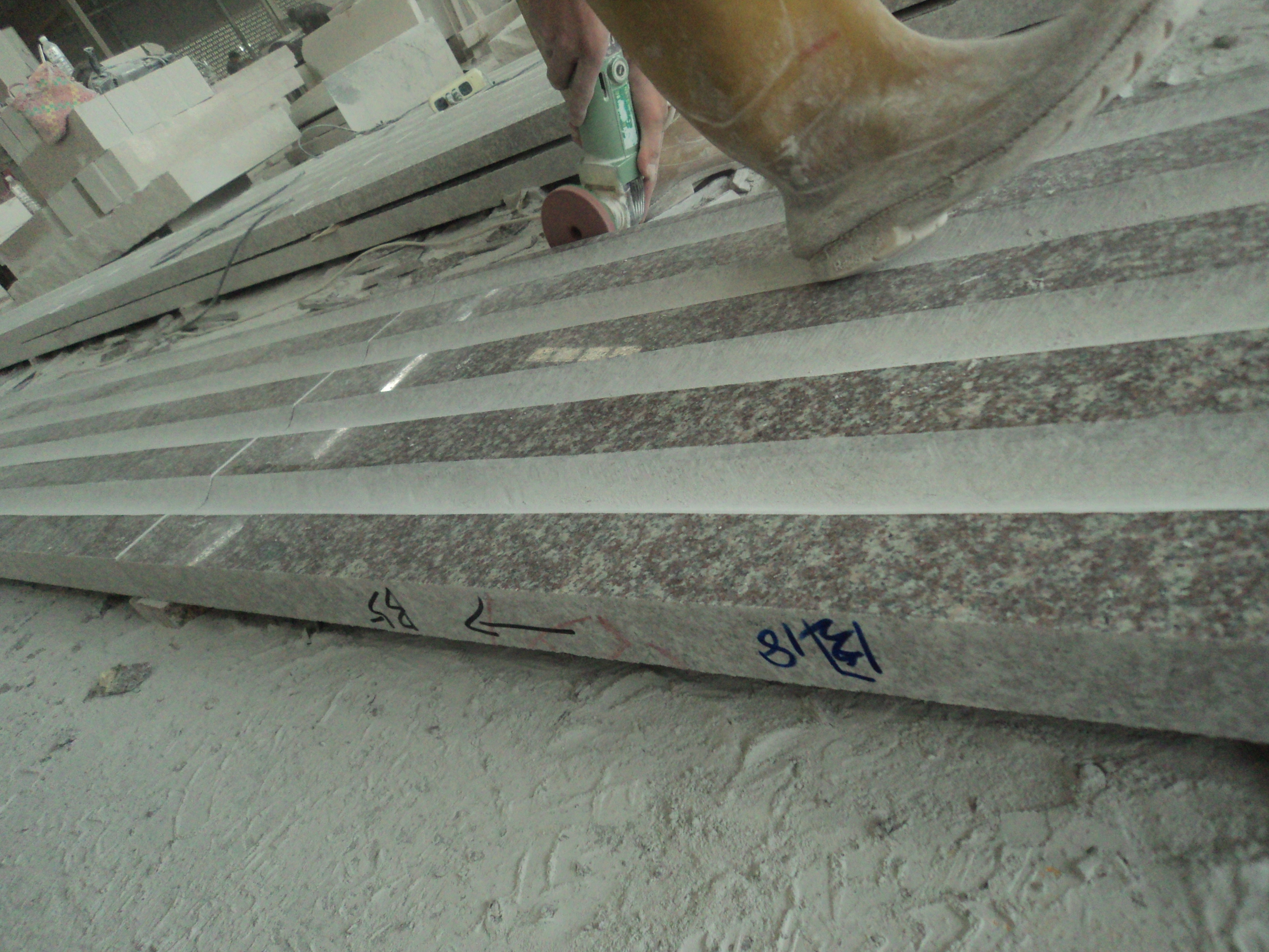 公司占地70000多平方米,总投资5000多万元,拥有成套矿山开采及石材