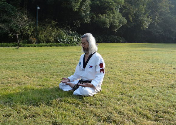  p>姜信哲,1956年出生于 a href="#" data-lemmaid="6009333">韩国 /a