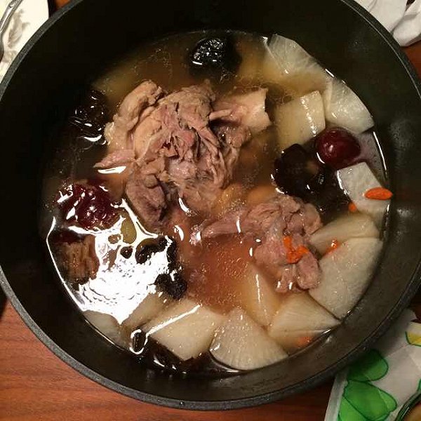  p>棒子骨炖萝卜是一道以猪棒骨为主要食材制作的美食. /p>